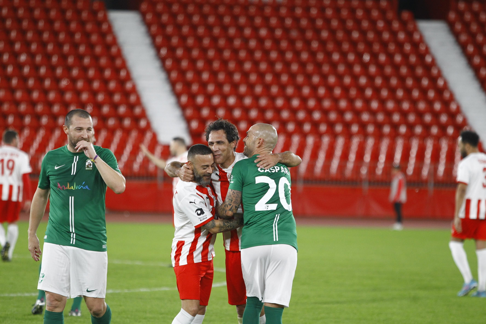 Imágenes del partido homenaje al 'eterno' capitán de la U.D. Almería, José Ortiz