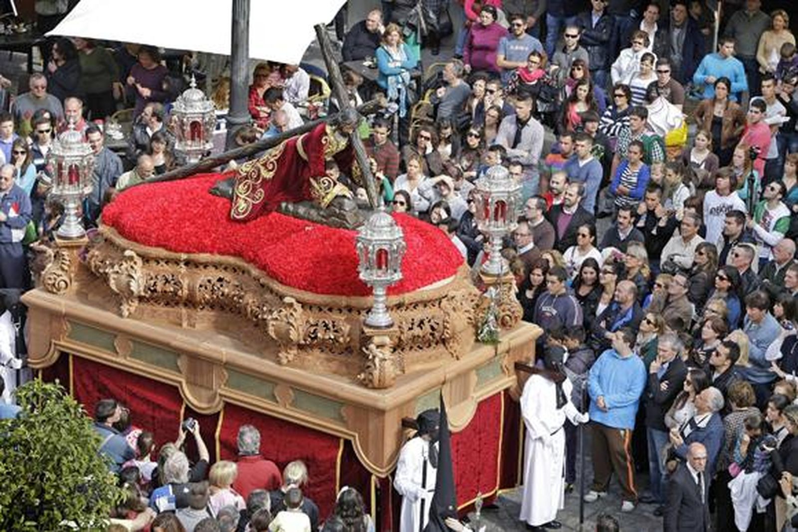 La tregua del tiempo ilumina el Martes Santo en Cádiz