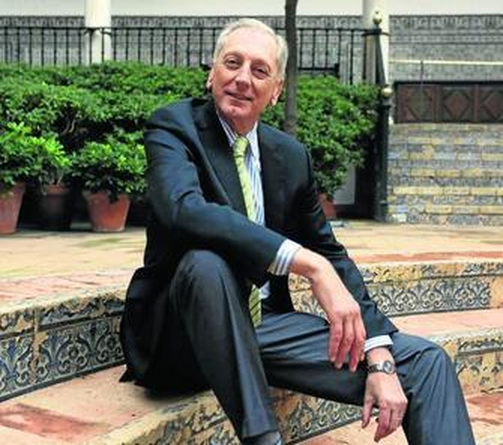 Keith Christiansen, que trabaja en el Metropolitan desde 1977, en el patio del Hospital de los Venerables.