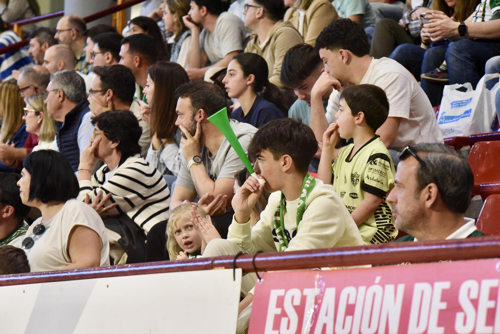 Las mejores fotos del ambiente en Vista Alegre para el Córdoba Futsal - AD Sala 10 Zaragoza