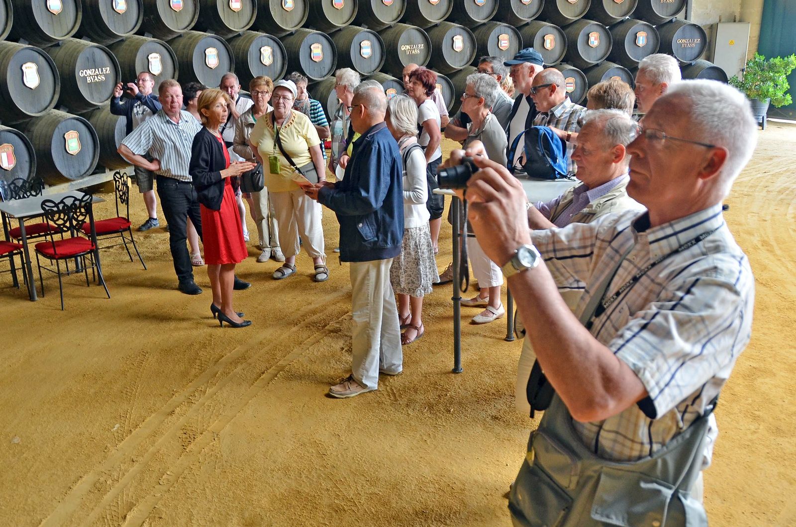 Turistas de visita en la bodega de La Concha de González Byass.