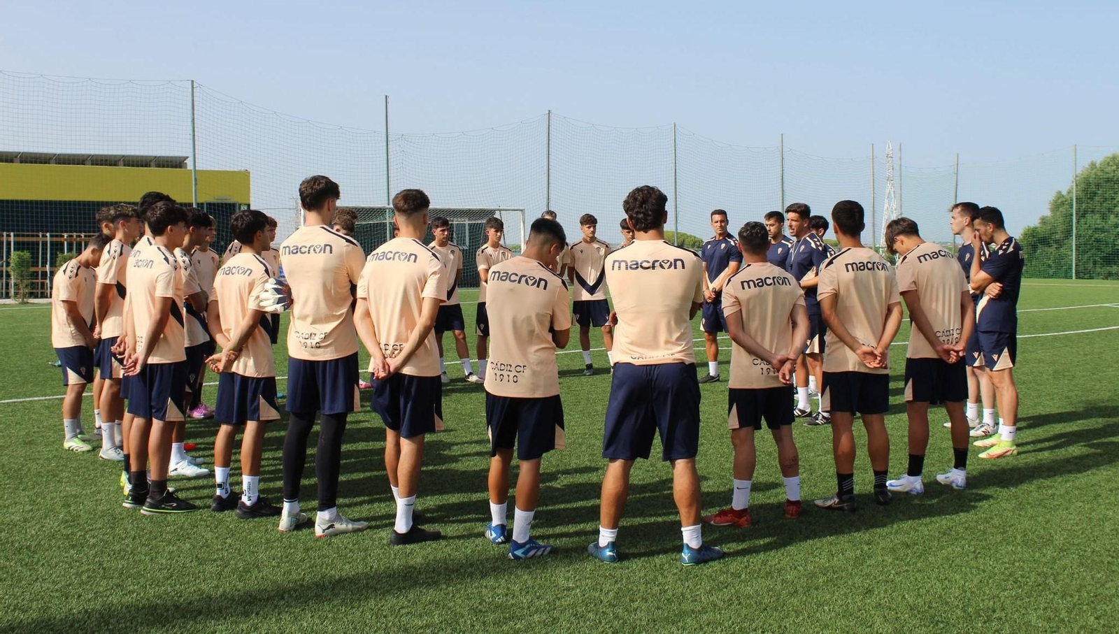 Entrenamiento del Cádiz juvenil que dirige esta campaña Pedro Mateos. Entrenamiento del Cádiz juvenil que dirige esta campaña Pedro Mateos.