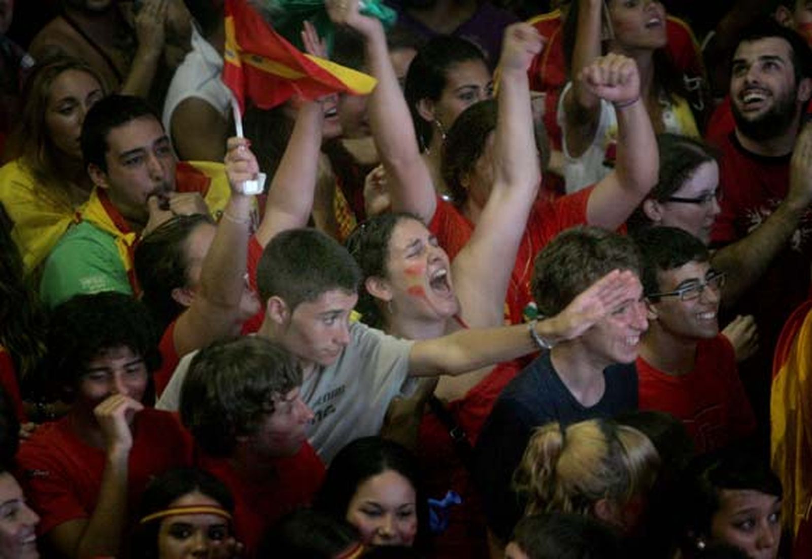 Todos los aficionados salieron a la calle a celebrar la victoria del Mundial vestidos con los colores de la selección

Foto: J.M. Quinones