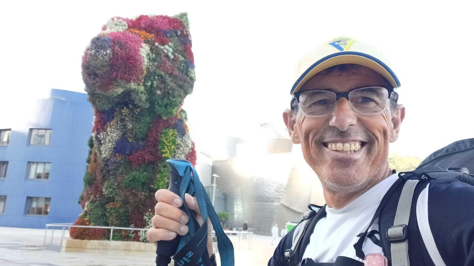 José Antonio delante de Puppy, una escultura de Bilbao