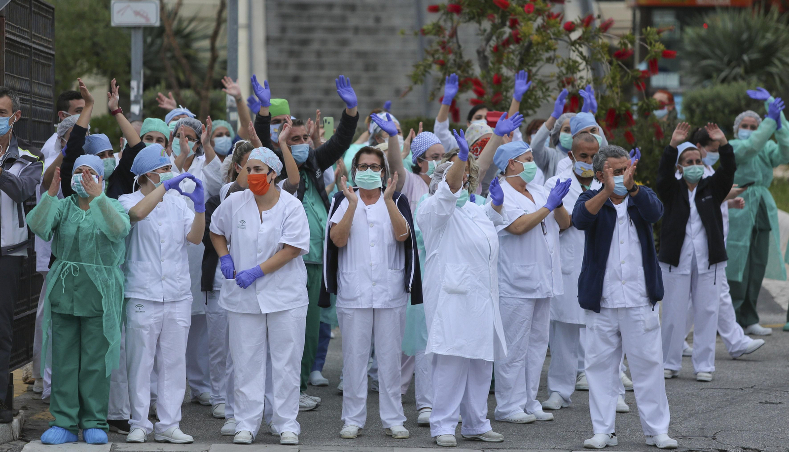 Aplausos de personal sanitario en la puerta del Hospital Regional de Málaga.