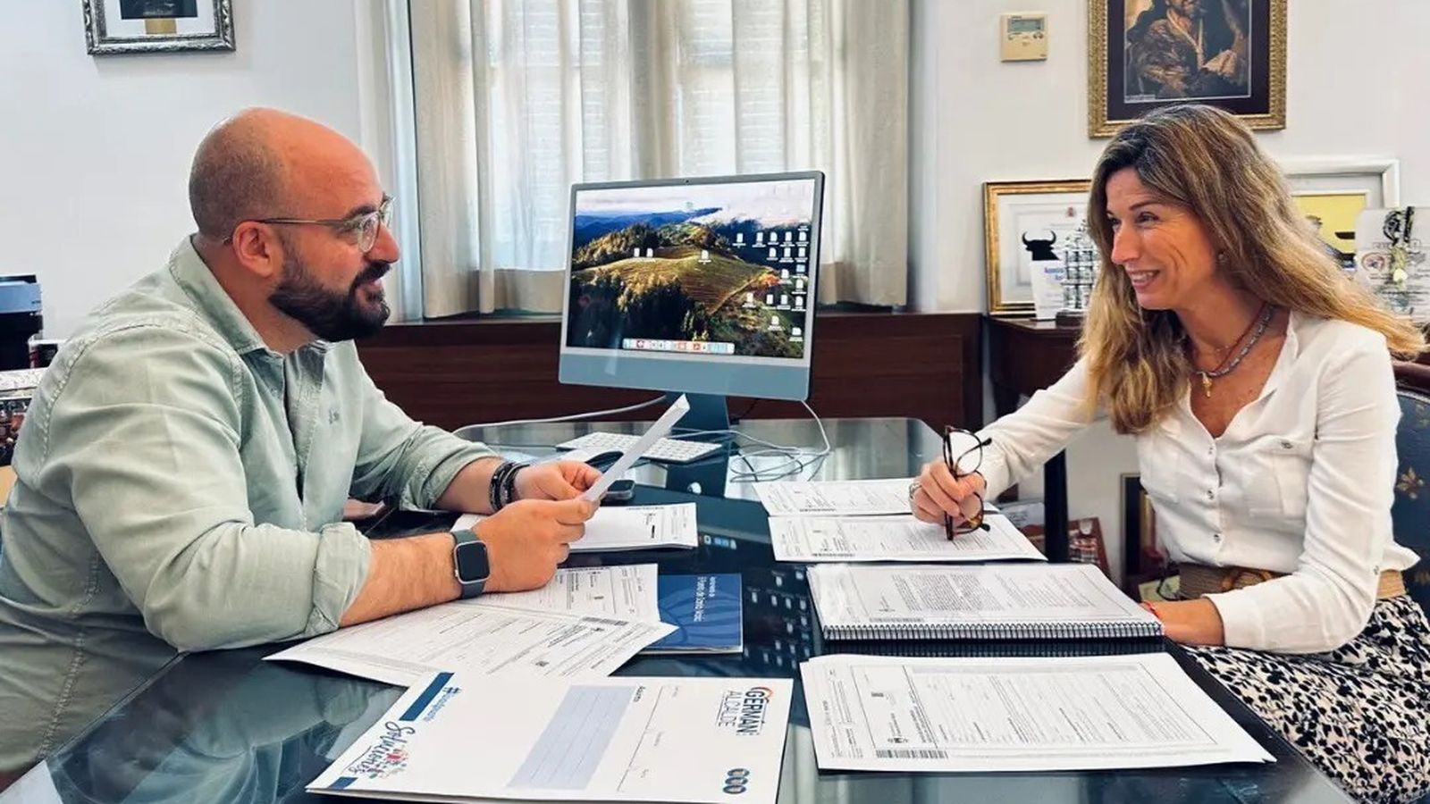 El alcalde Germán Beardo ha emitido el decreto, con la concejal Leonor Caballero.