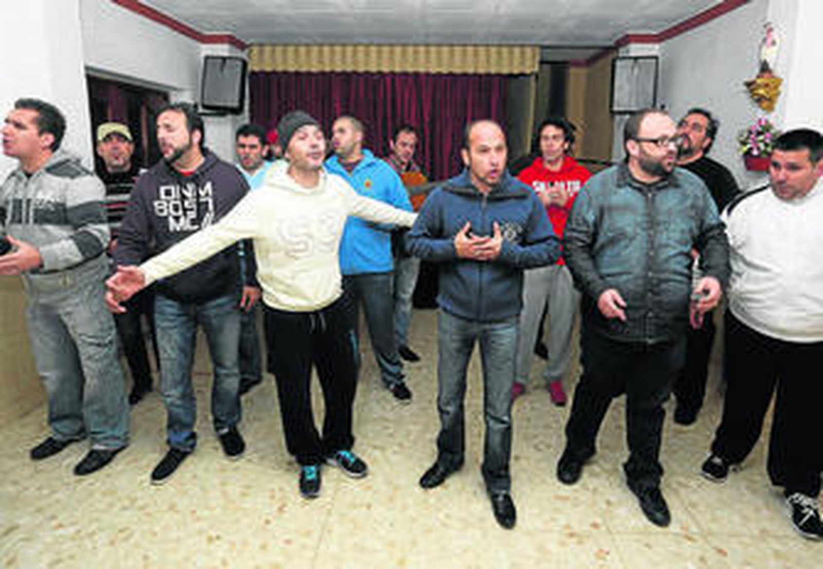 La comparsa La banda del Churrete, en pleno ensayo en la peña Costa del Sol.