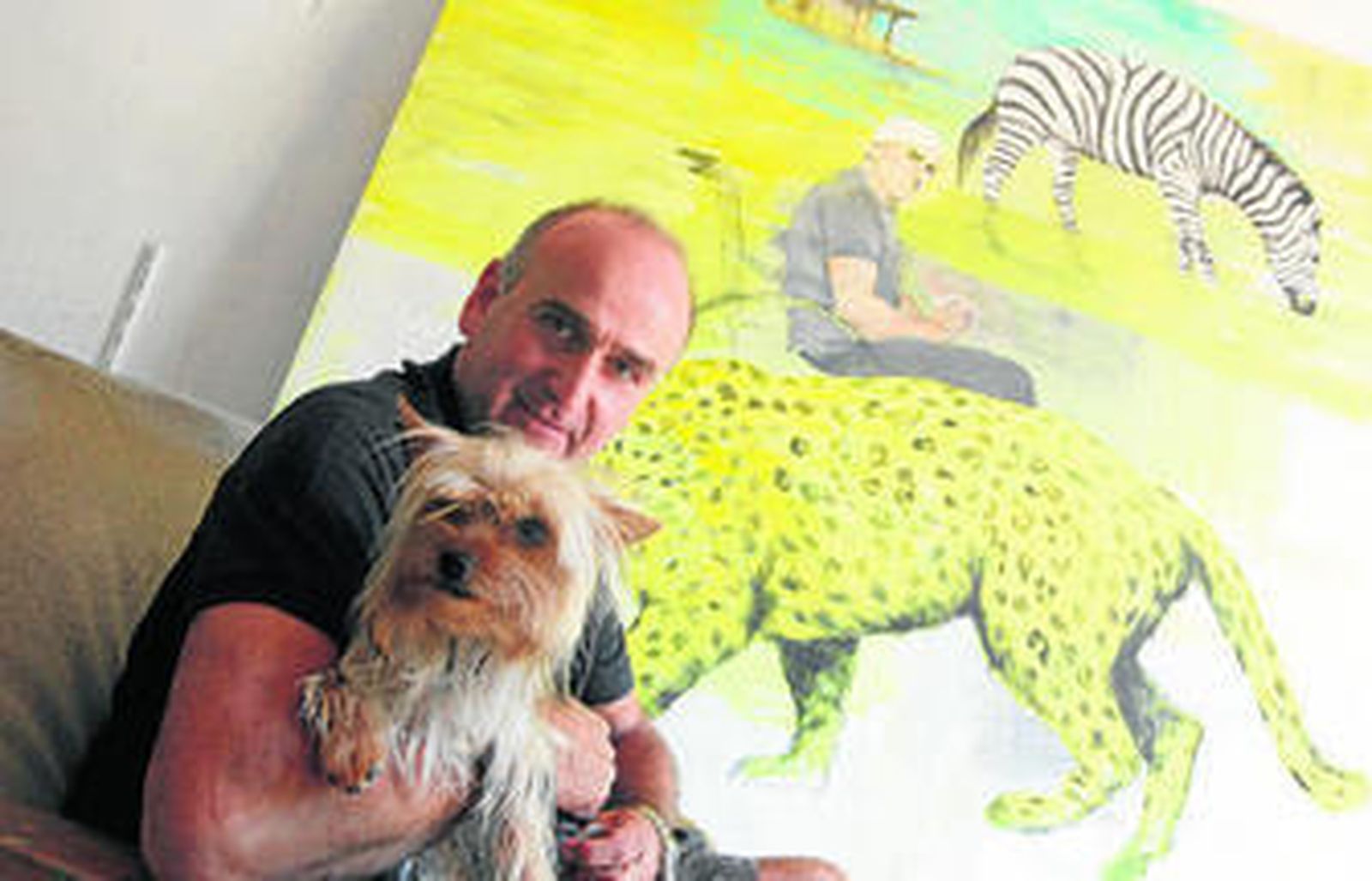 Juan Vida con Lola, una perra "muy divertida".