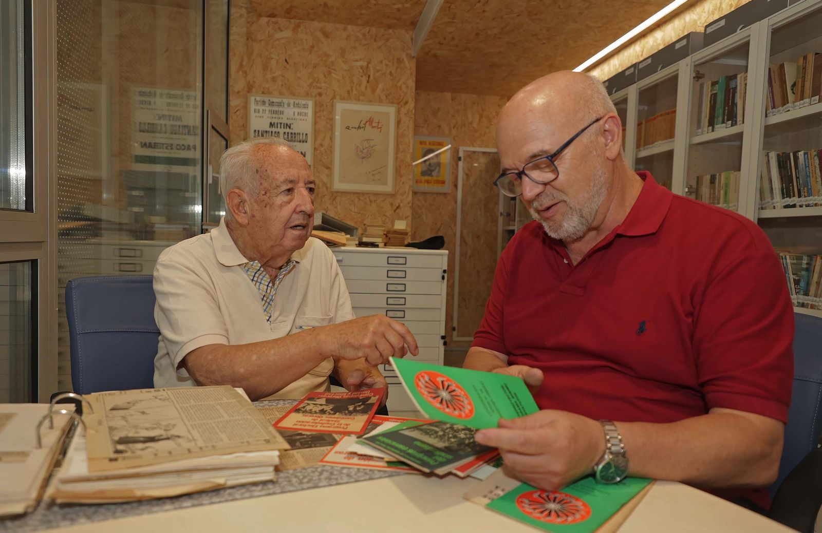 Donanción de la biblioteca y el fondo domucomental de Paco Esteban a la UCA, en imágenes