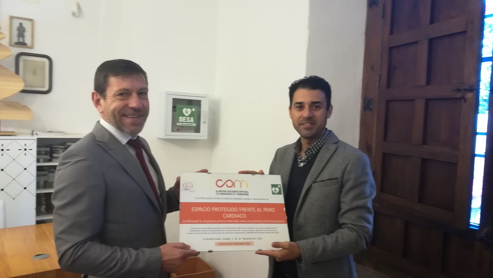 El Palacio de Viana instala un desfibrilador en la recepción.