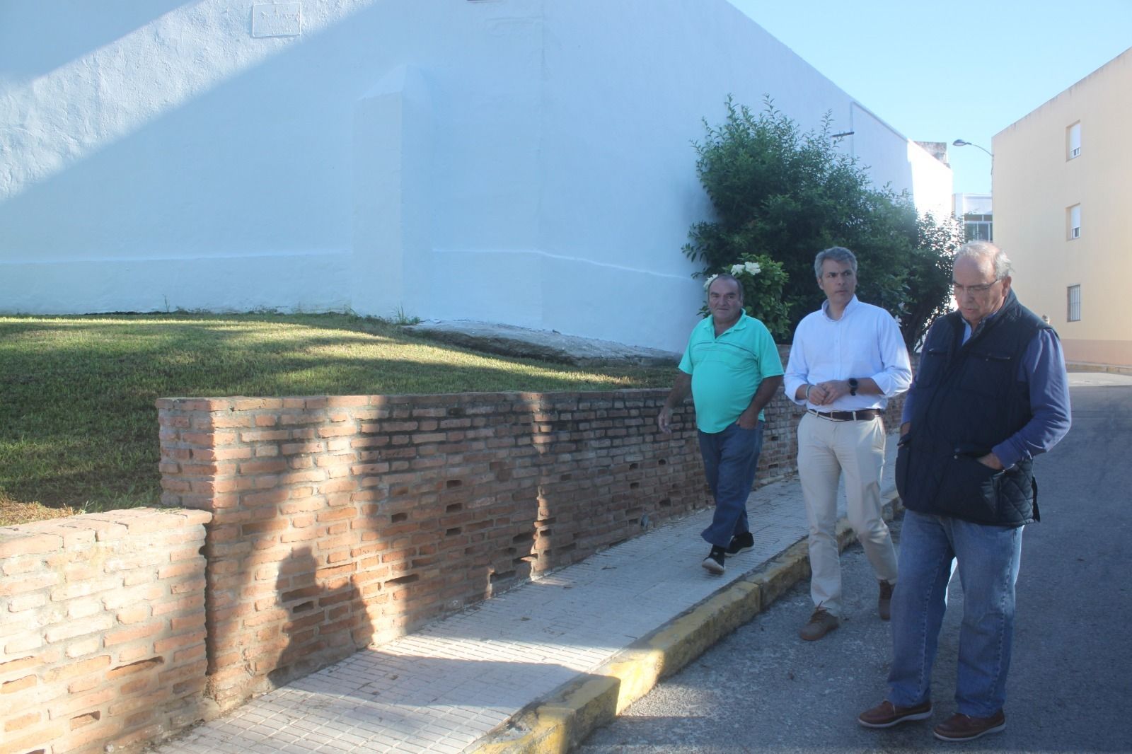 El portavoz de AxSí, Fran Romero, durante la visita que ha realizado a la zona colindante al muro perimetral del cementerio.