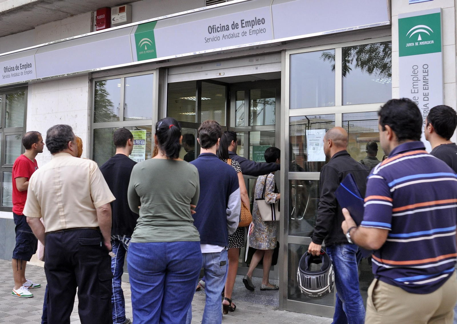 Un grupo de personas esperan frente a una Oficina de Empleo en Andalucía.