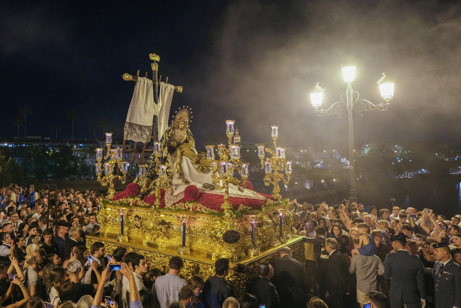 Procesión de regreso de la Piedad del Baratillo Coronada