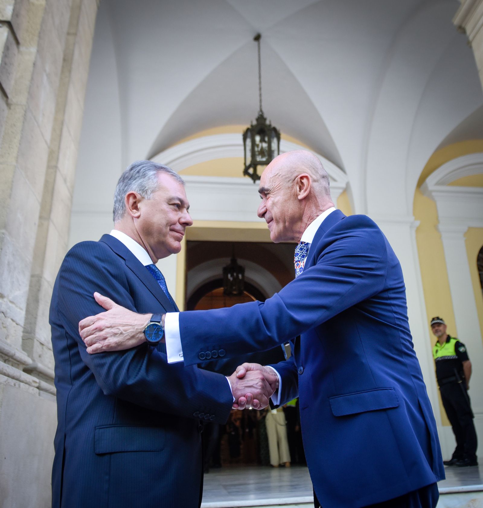 La investidura de José Luis Sanz como alcalde de Sevilla, en imágenes