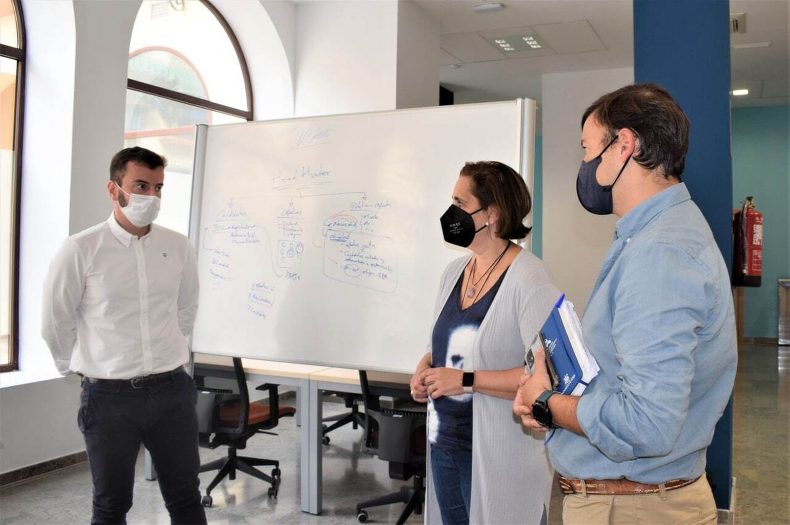 Reunión entre la empresa y el Imdeec.