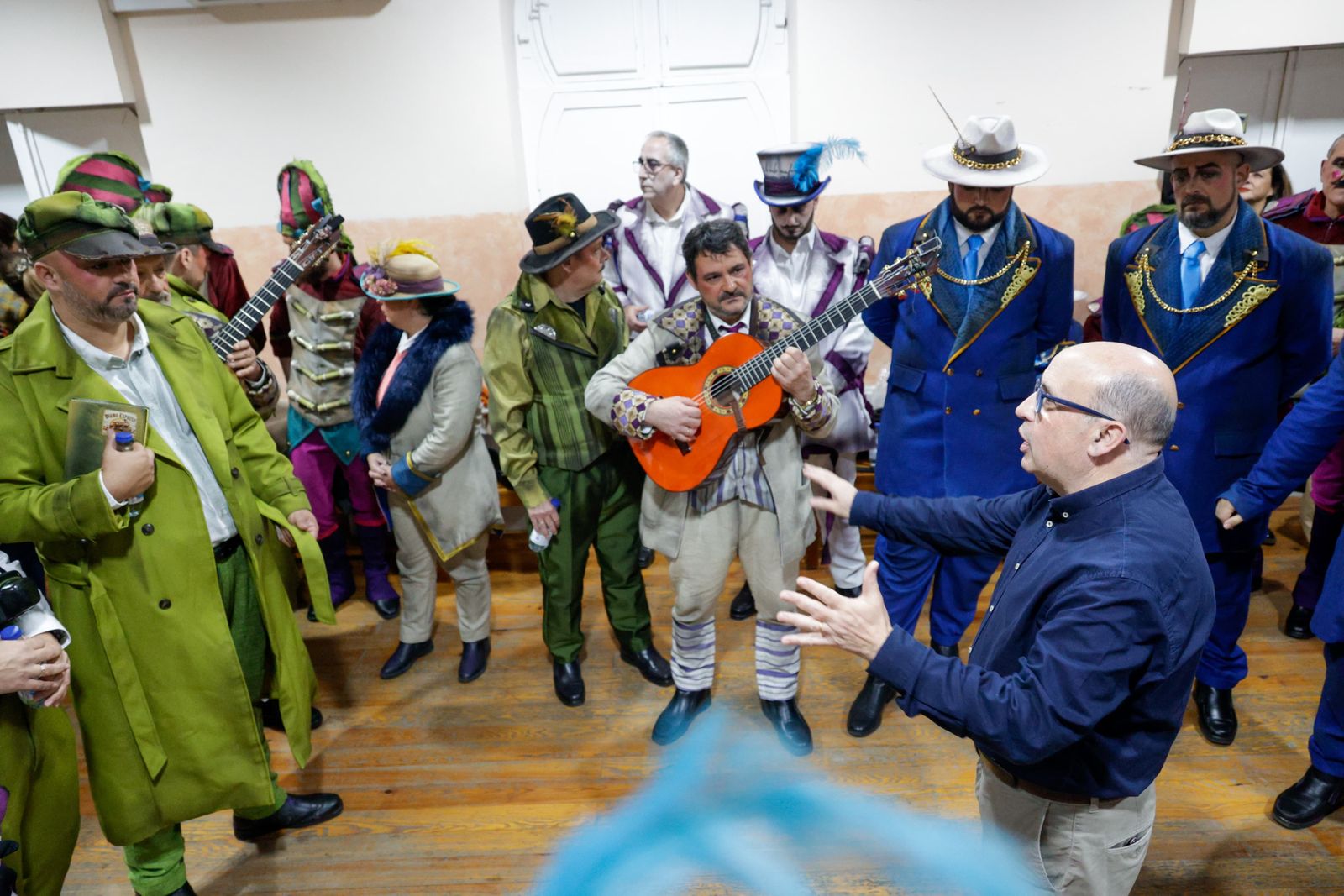 Nandi Migueles dirigiéndose a su coro.