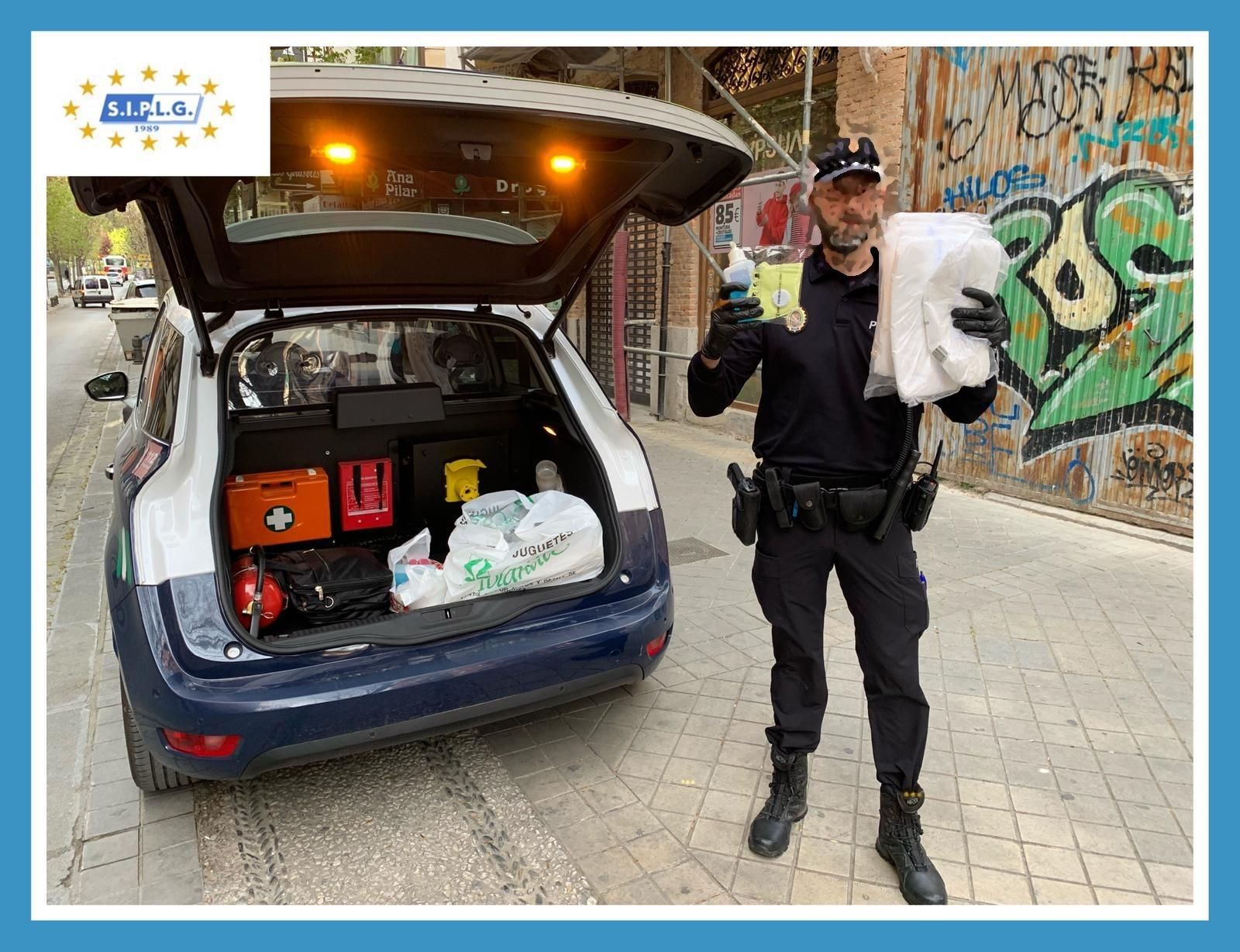 Un agente de la Policía Local de Granada con el material donado para hacer frente al coronavirus.