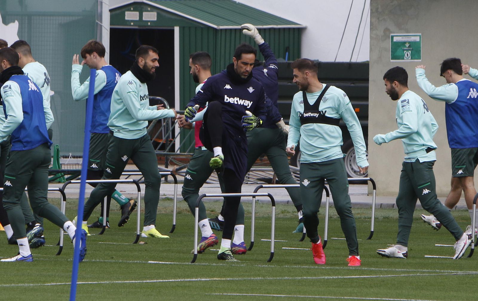 Claudio Bravo, entre sus compañeros.