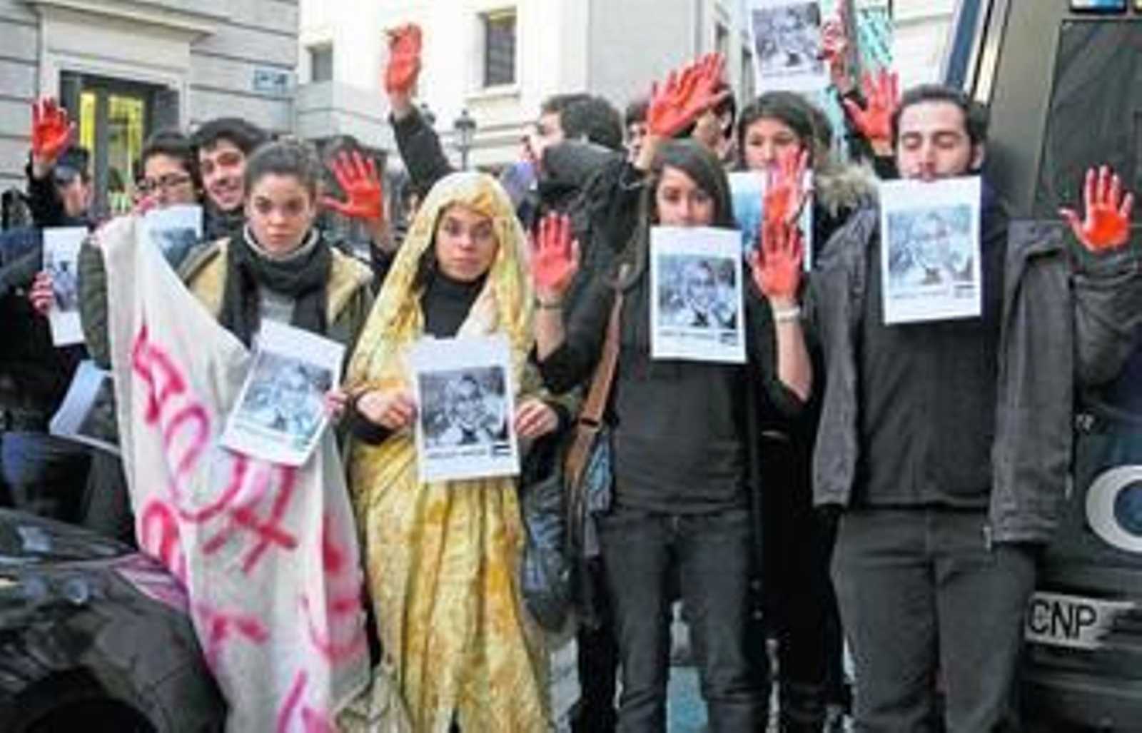 Un grupo de estudiantes se concentra a las puertas del Congreso en apoyo de la activista Haidar.