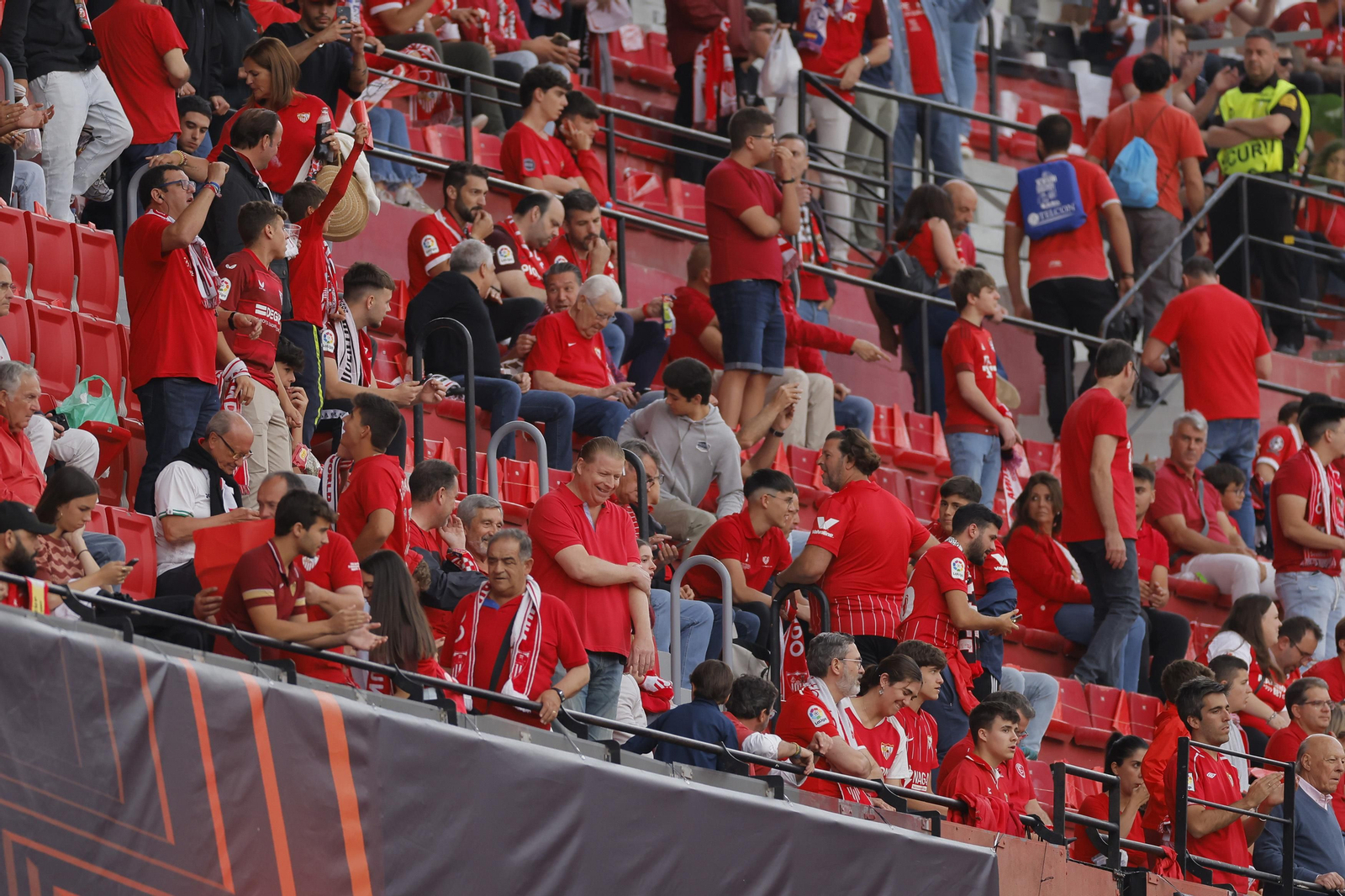 Búscate en las fotos del Sevilla-Juventus