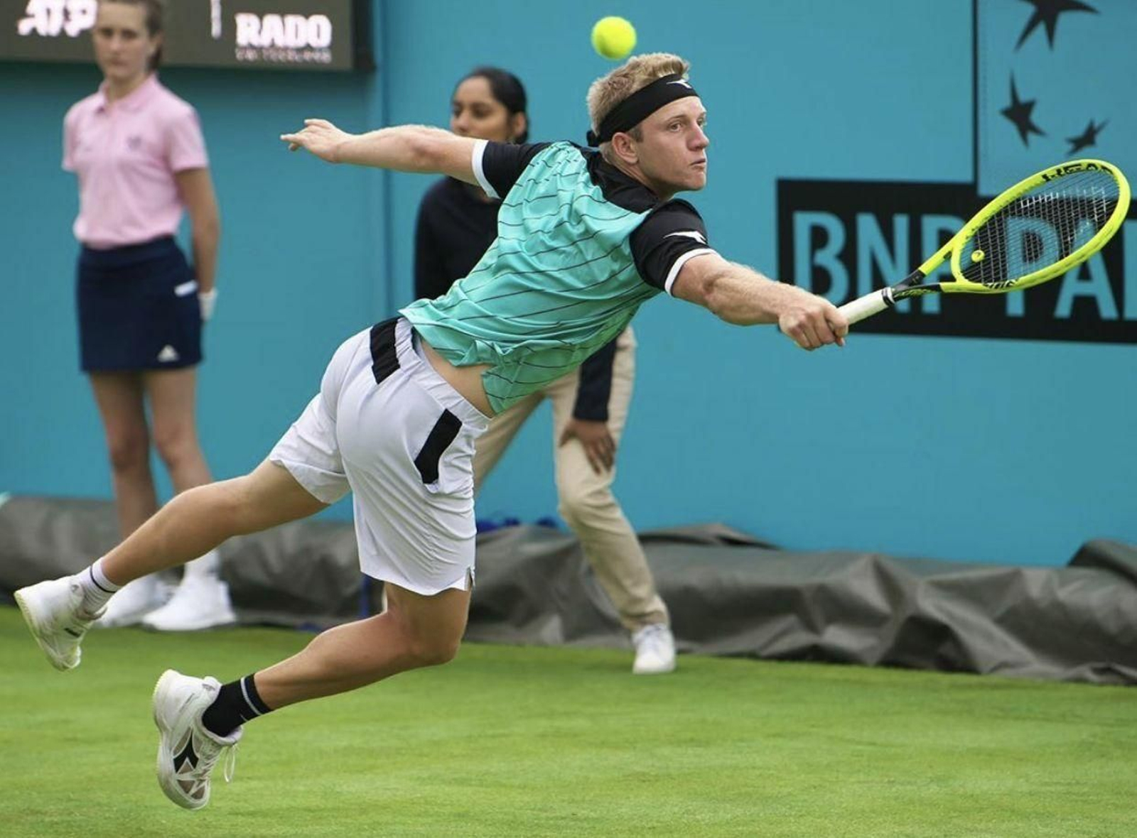 Davidovich golpea de revés.