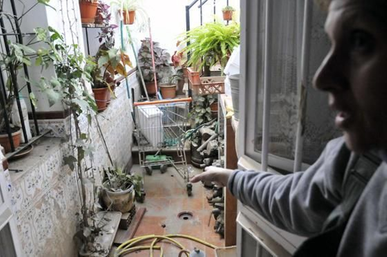 Los vecinos de Lora se afanan en limpiar tras las intensas lluvias.

Foto: Juan Carlos Vázquez