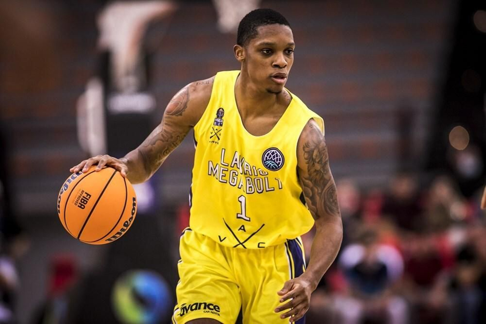 Tyson Carter bota el balón.