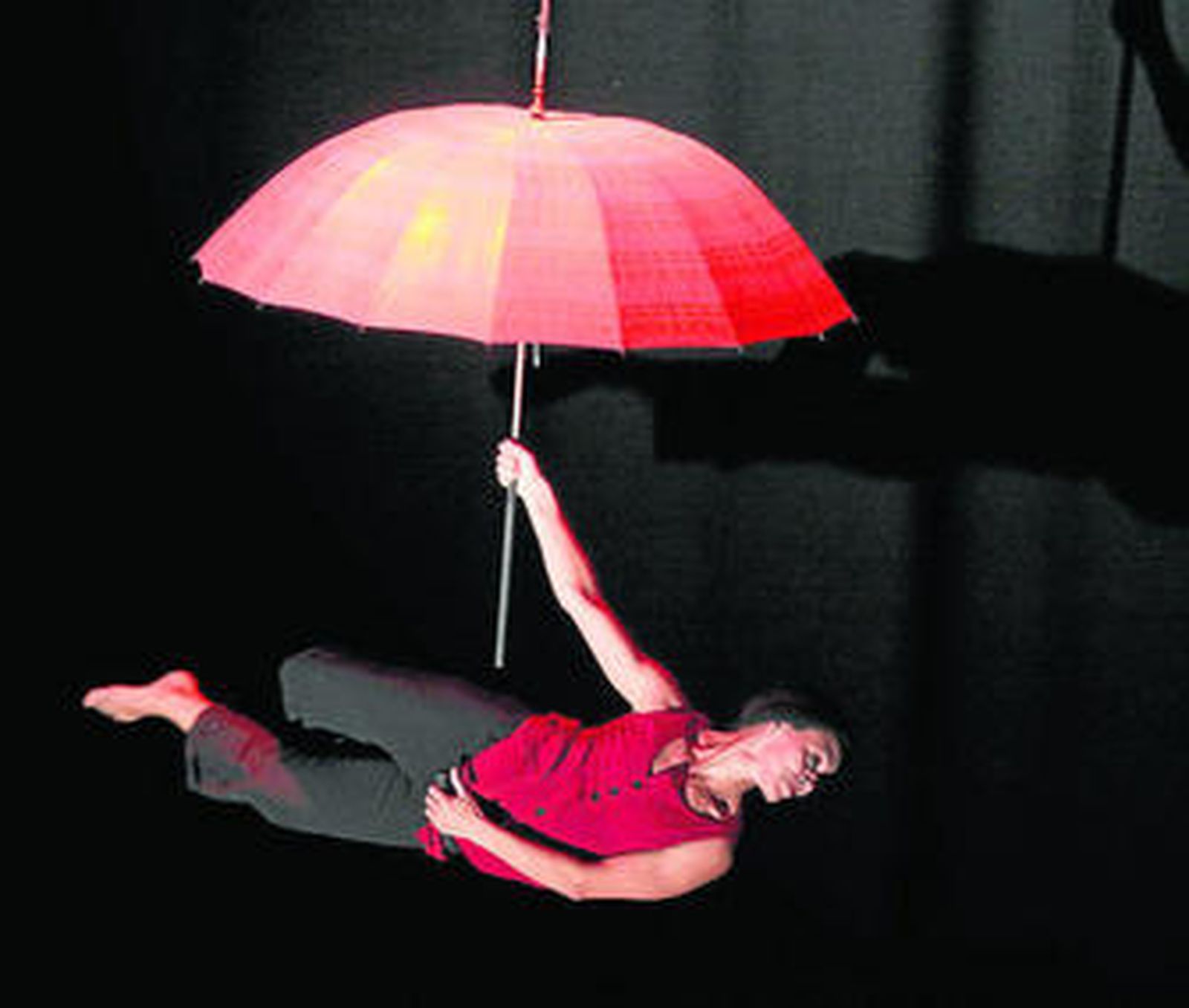 Claire Ducreux en un momento del mágico espectáculo ofrecido el pasado miércoles en el Echegaray.