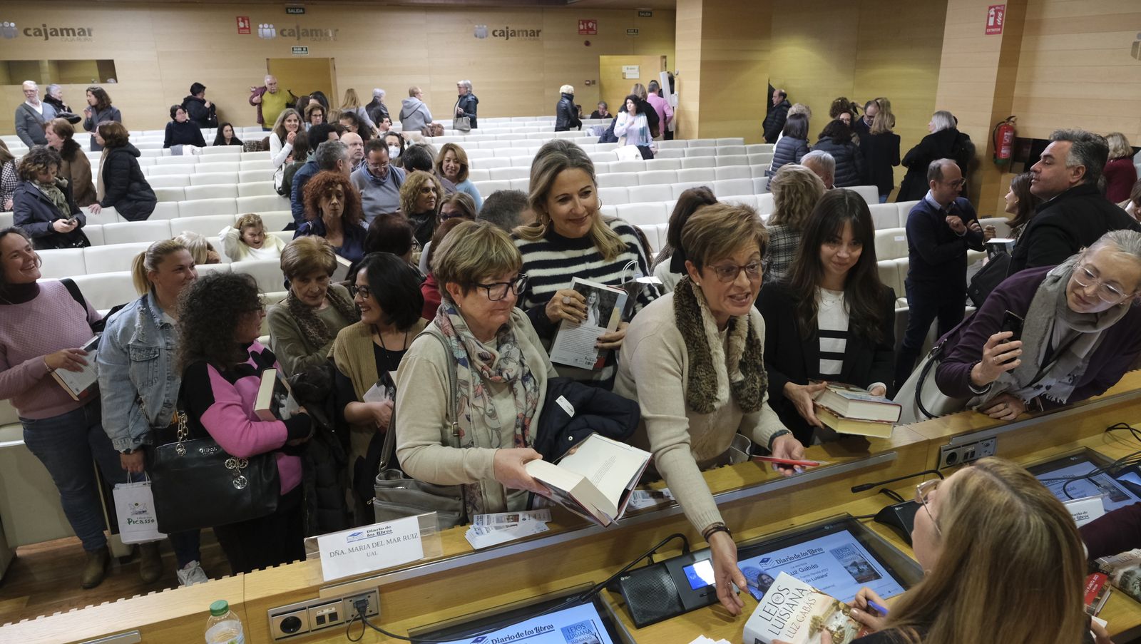 Imágenes del Diario de los Libros con la escritora ganadora del Premio Planeta 2022, Luz Gabás