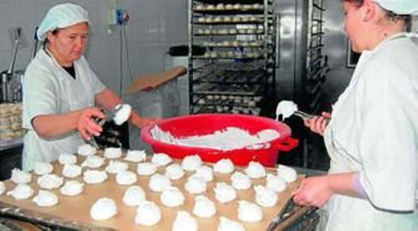 Las reposteras preparan uno de los postres más característicos de la comarca alpujarreña.