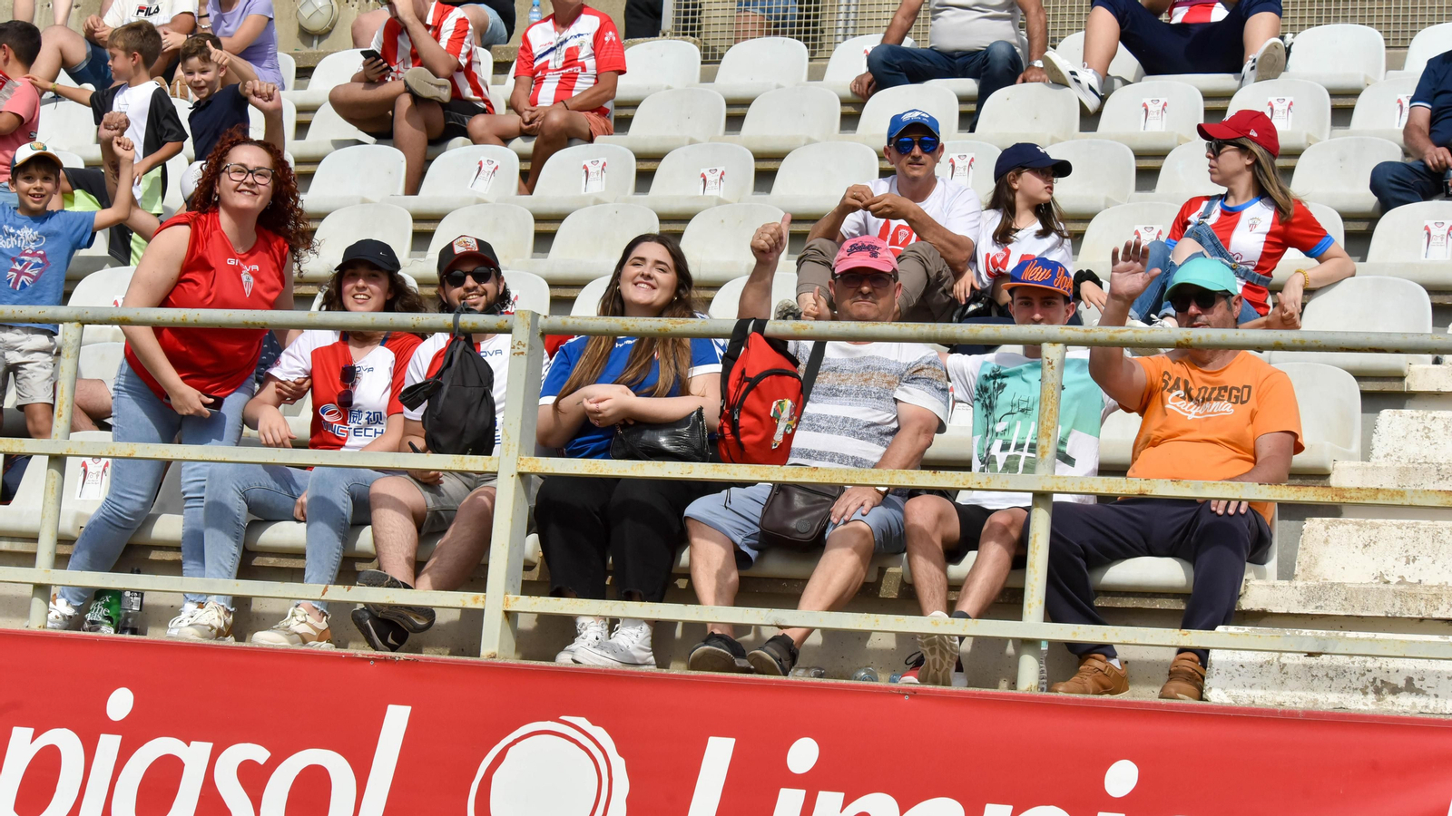 Fotos de la afición durante el Algeciras CF - AD Merída en el estadio municipal de Algeciras