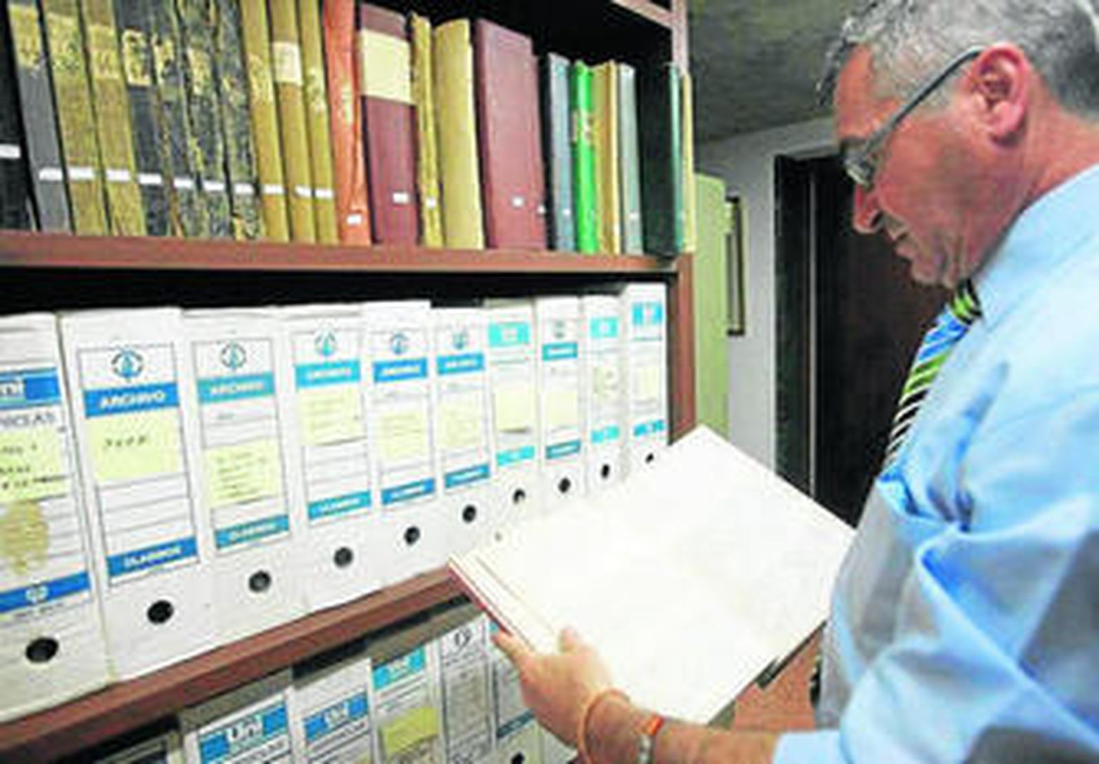 Un auxiliar del Archivo Histórico con hojas de ingreso en los hospitales