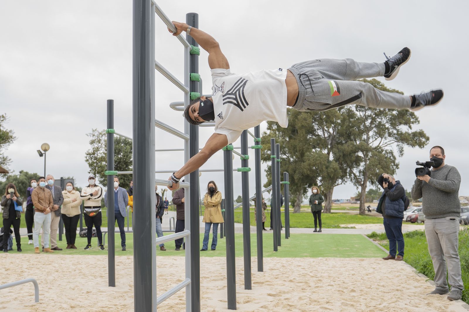 Una persona realiza ejercicios en el nuevo parque de calistenia de La Casería.