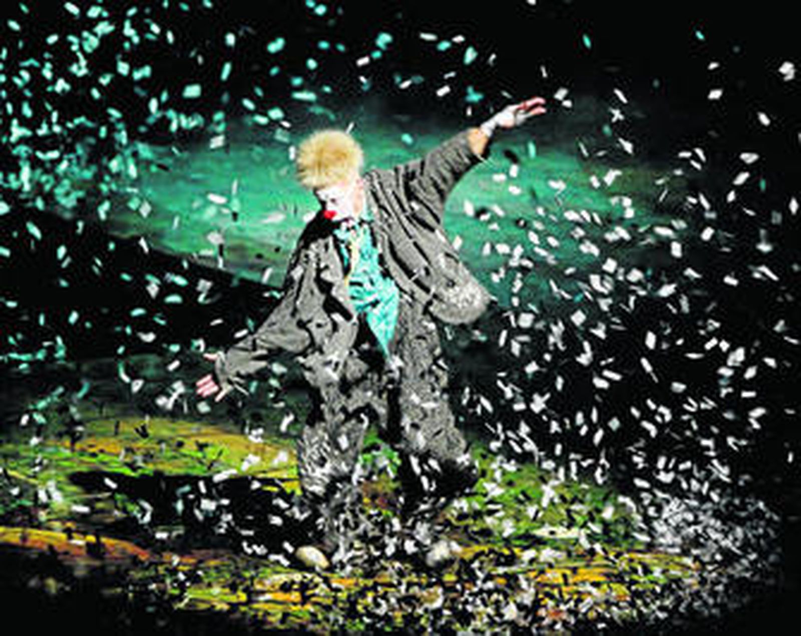 El personaje del vagabundo, el jueves, en uno de los momentos más poéticos del espectáculo.