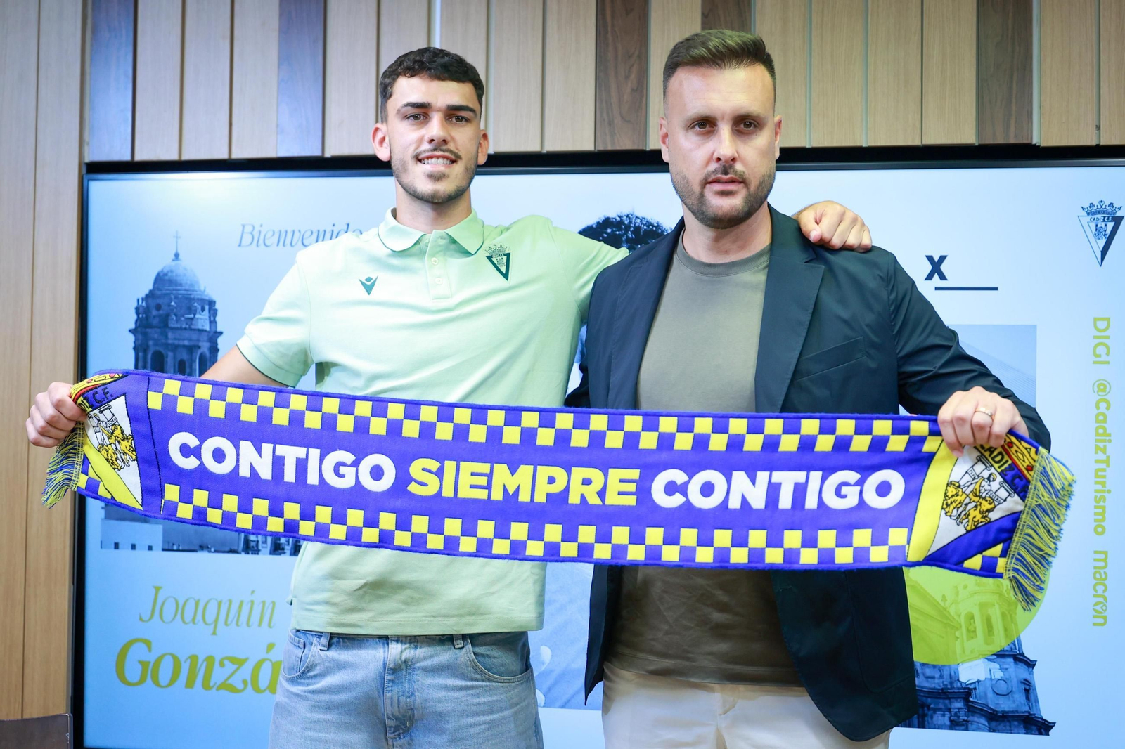 Joaquín (i) y Cala en el acto de presentación del jugador.