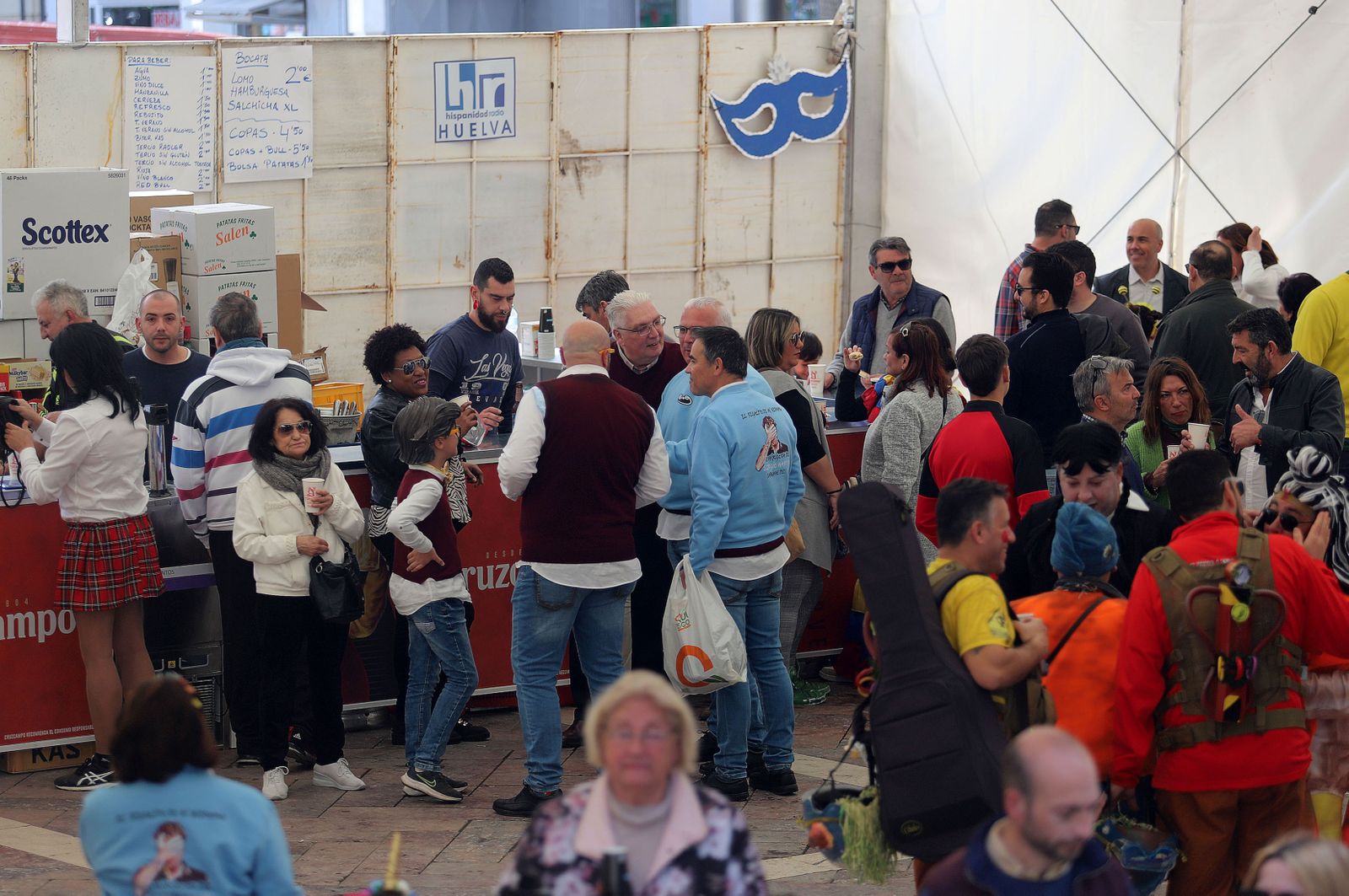 Imágenes del ambiente en la mañana de carnaval en Huelva