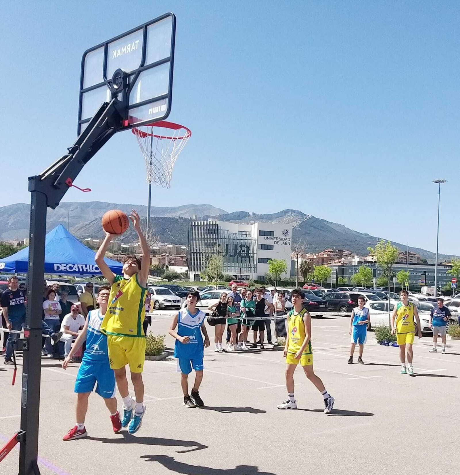 En imágenes: basket solidario de la mano del CD Bulevar en favor de ALES