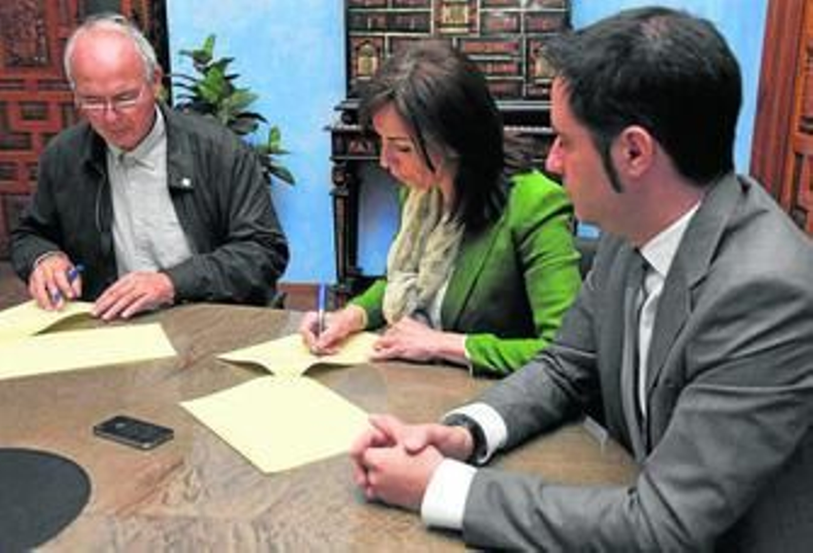 María Luisa Ceballos, en el centro ayer la firma de uno de los convenios.