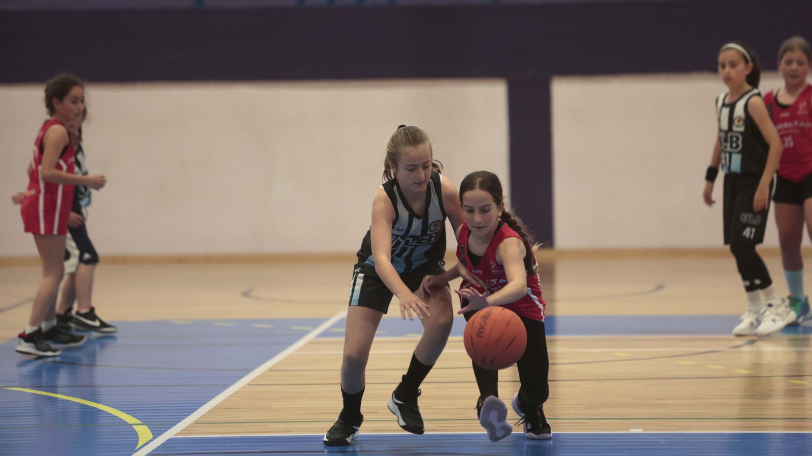 Las fotos de la primera jornada del torneo Semana Santa de baloncesto de la Línea
