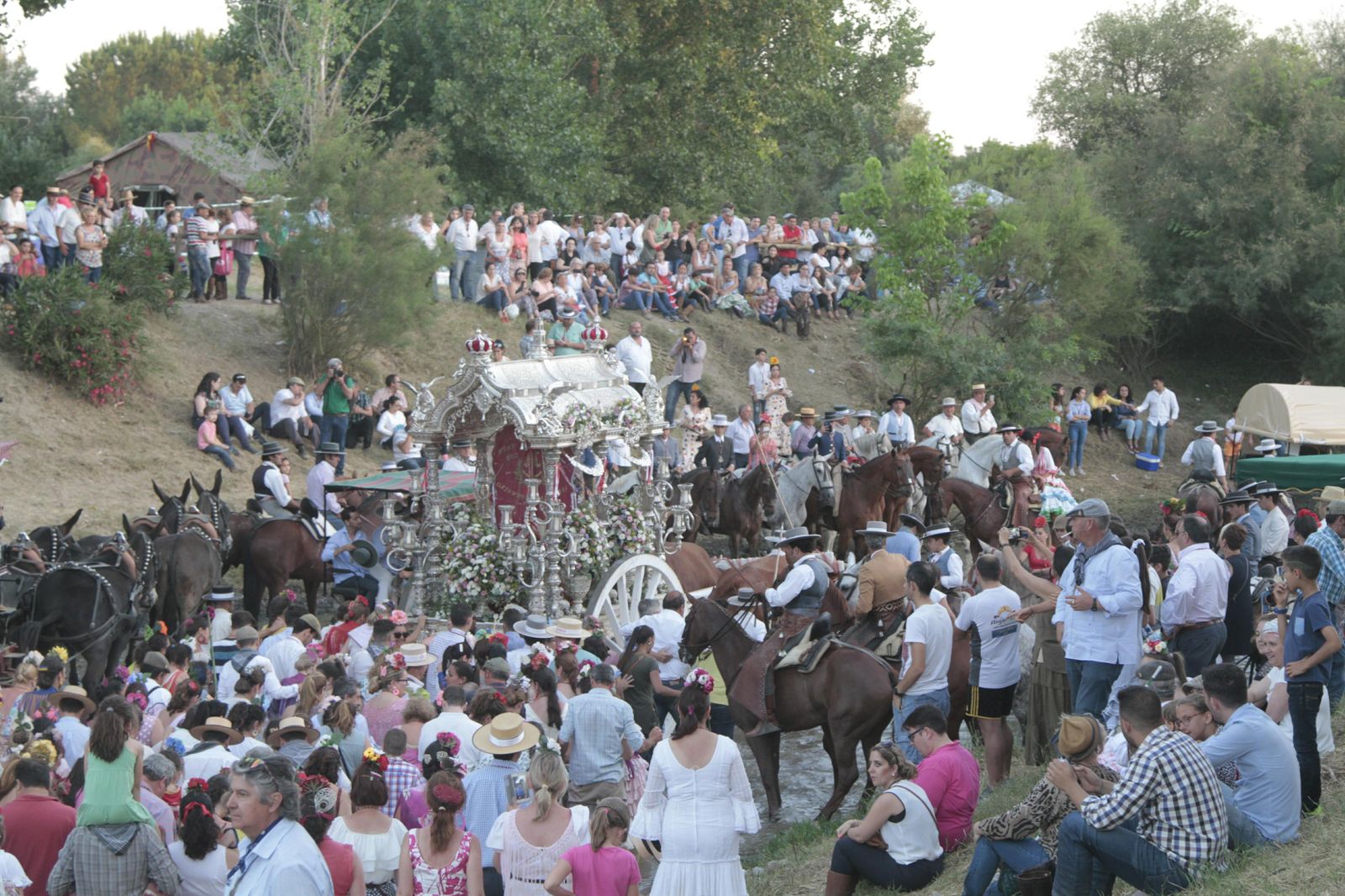 El paso de las hermandades por el río Quema, en imágenes