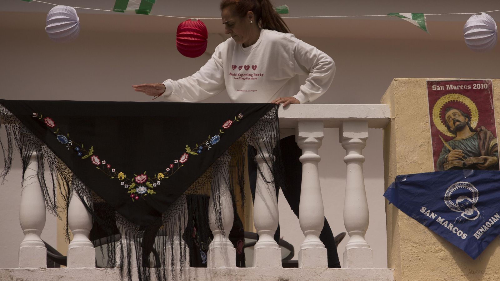 Farolillos, banderitas o mantones para decorar.