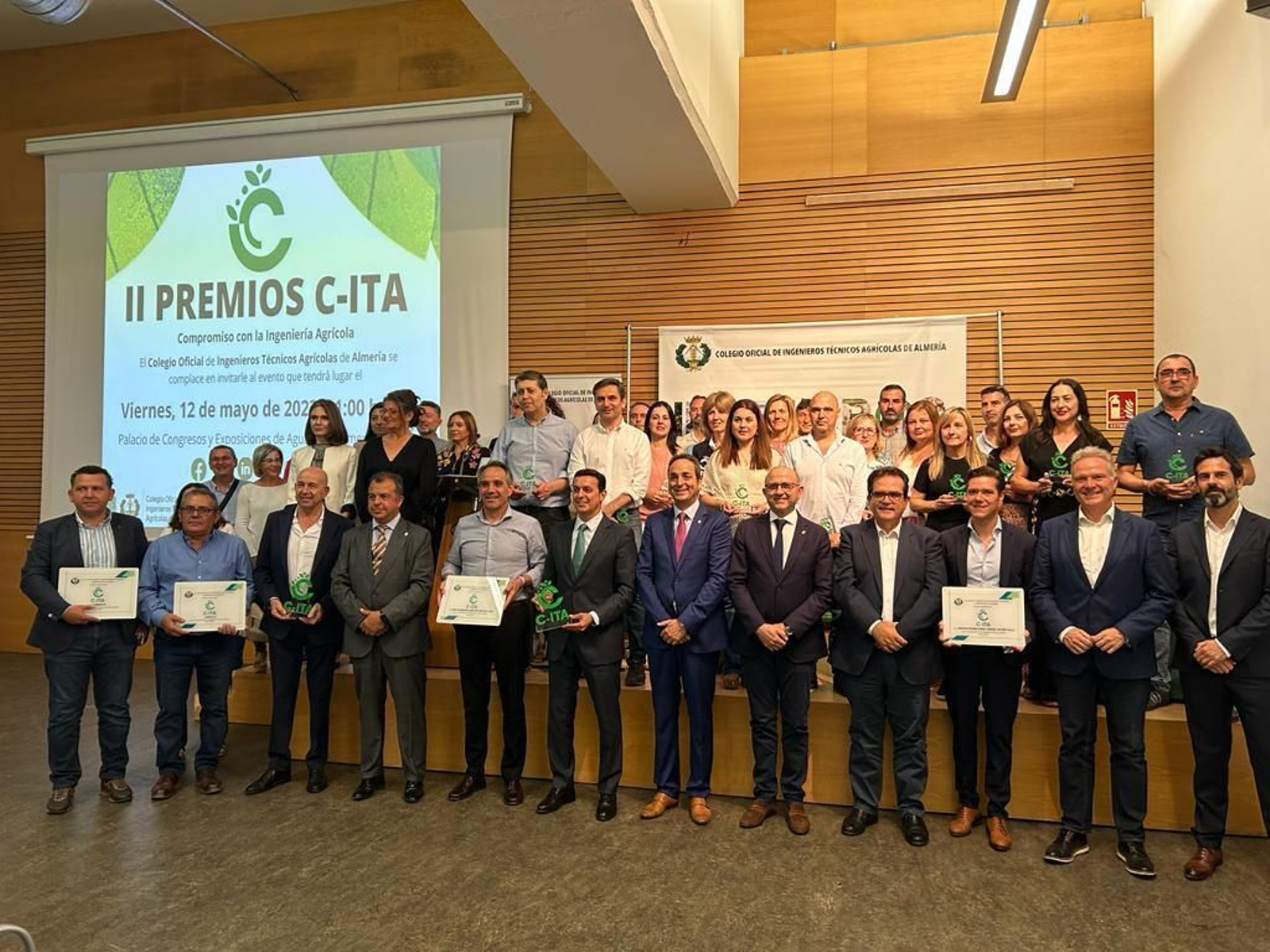 El presidente de CASI, Antonio Bretones, con el galardón.