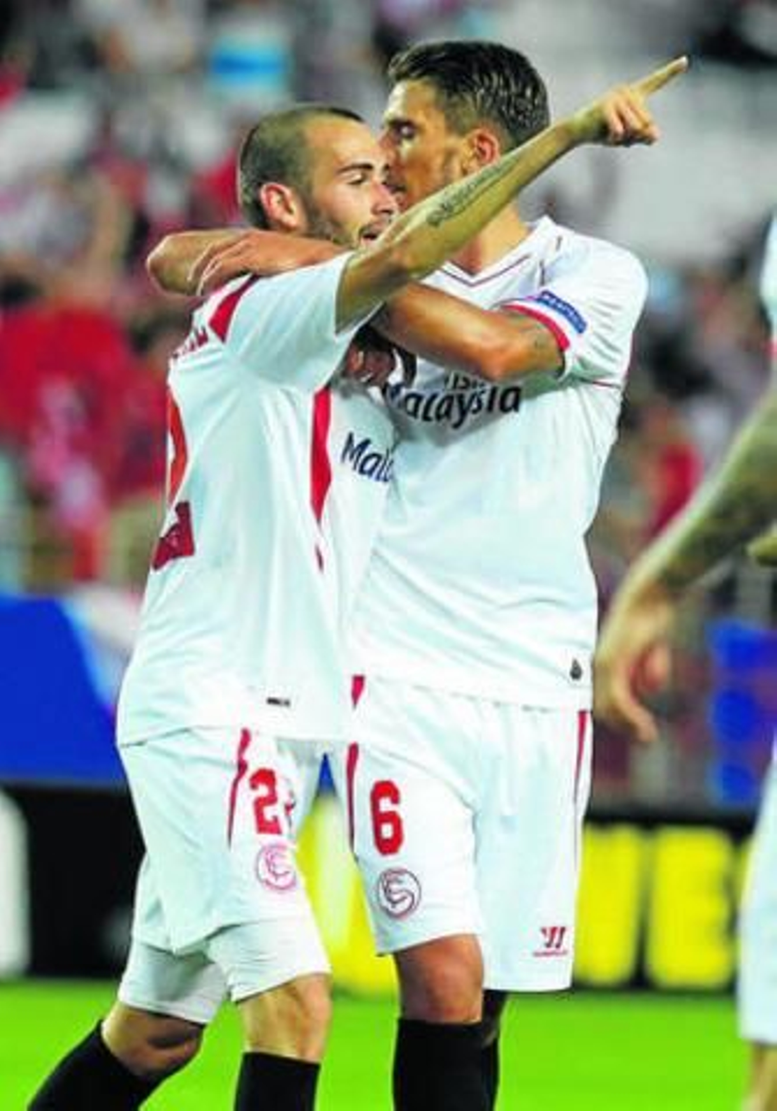 Aleix Vidal es abrazado por Carriço tras el primer gol.