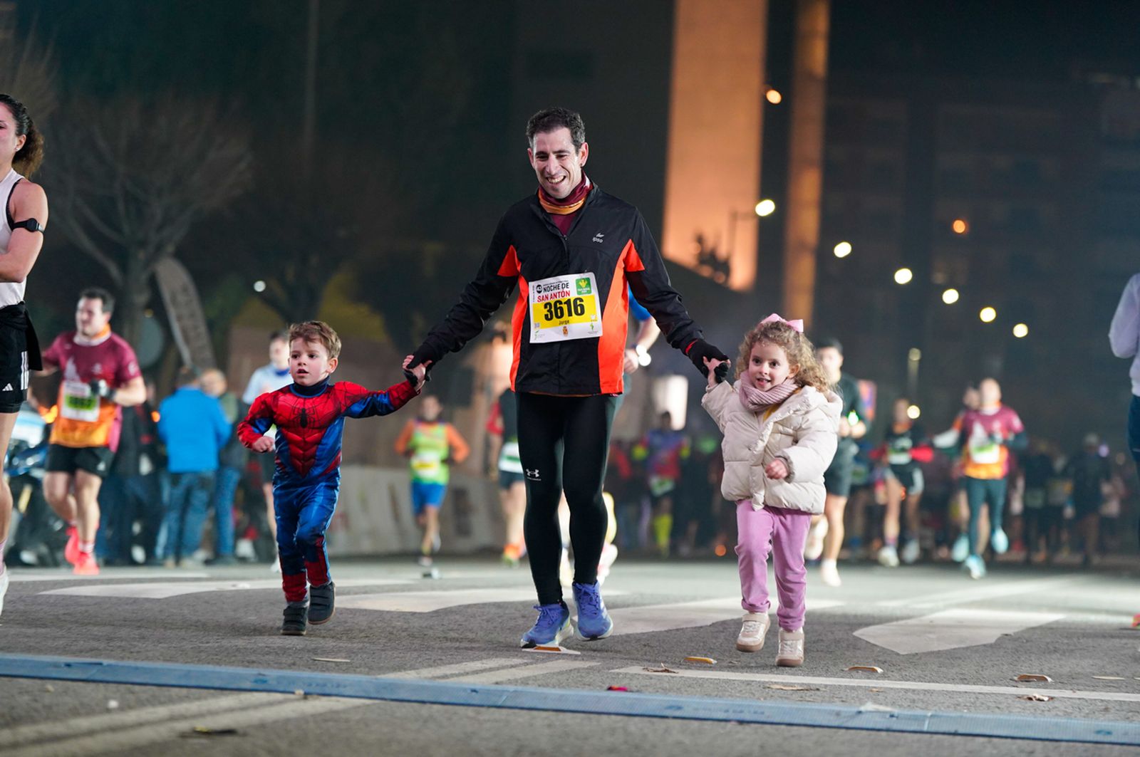 En imágenes: búscate en tu llegada a meta de la Carrera de San Antón 2026 (9)