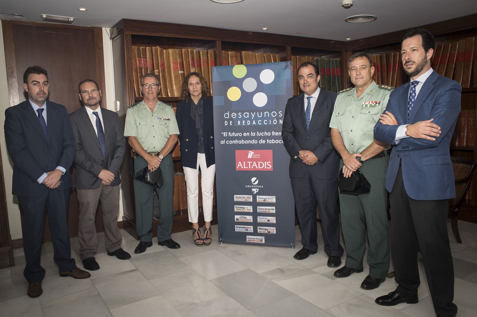 Los participantes en el desayuno informativo, que reunió a representantes de diferentes sectores involucrados en la lucha contra el contrabando de tabaco.