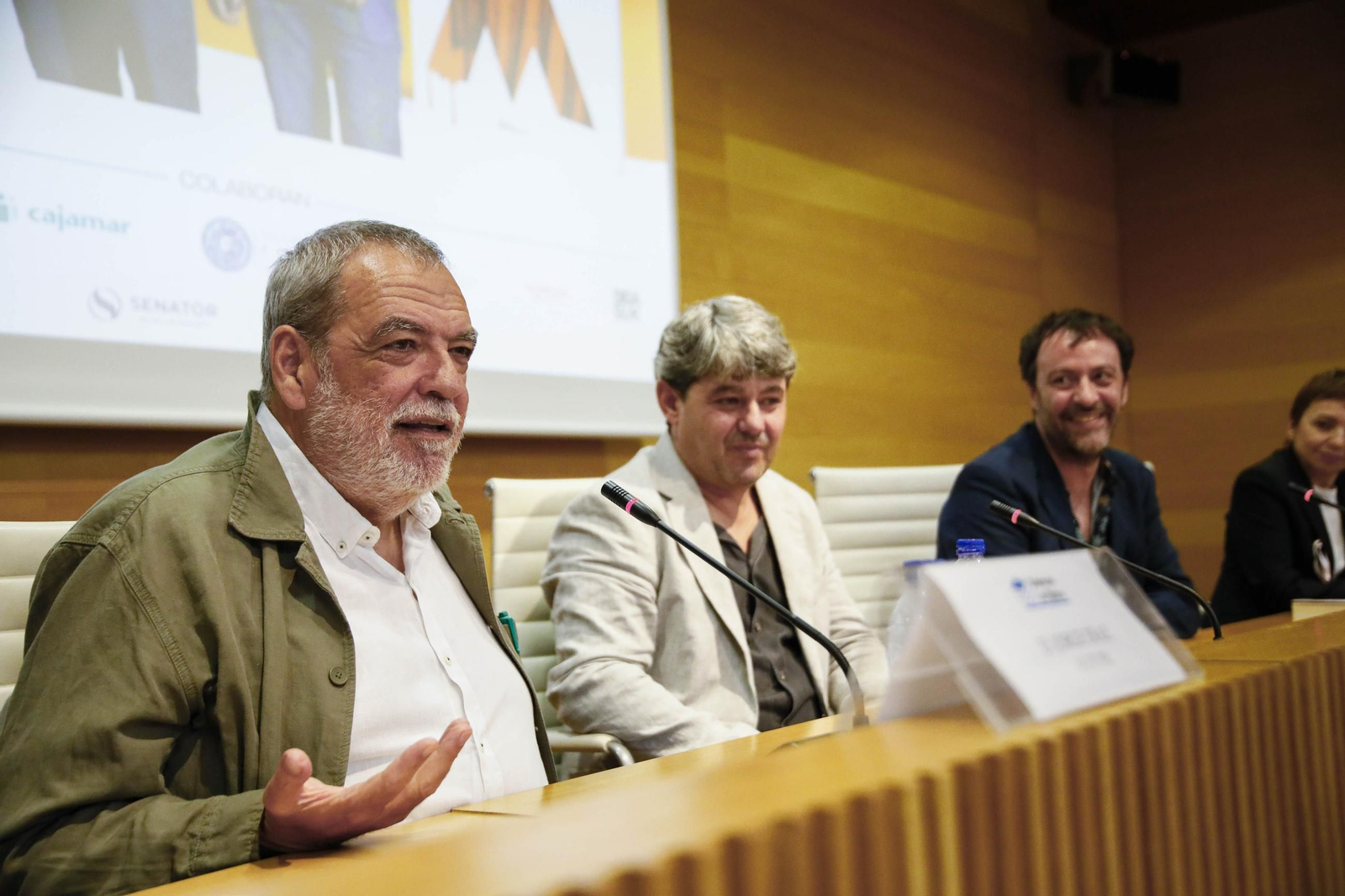 Carmen Mola presenta su libro "El clan" en la Casa de las mariposas de Almería, en imágenes