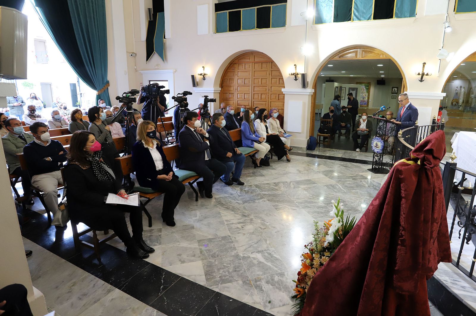 Imágenes de la presentación del cartel de la Hdad del Rocío de Huelva realizado por la pintora Nuria Barrera