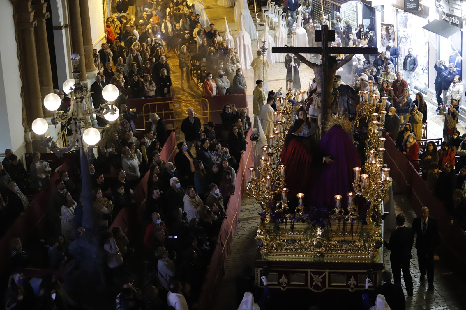 La Hermandad de la Sagrada Lanzada hace su estación de penitencia por las calles de Huelva