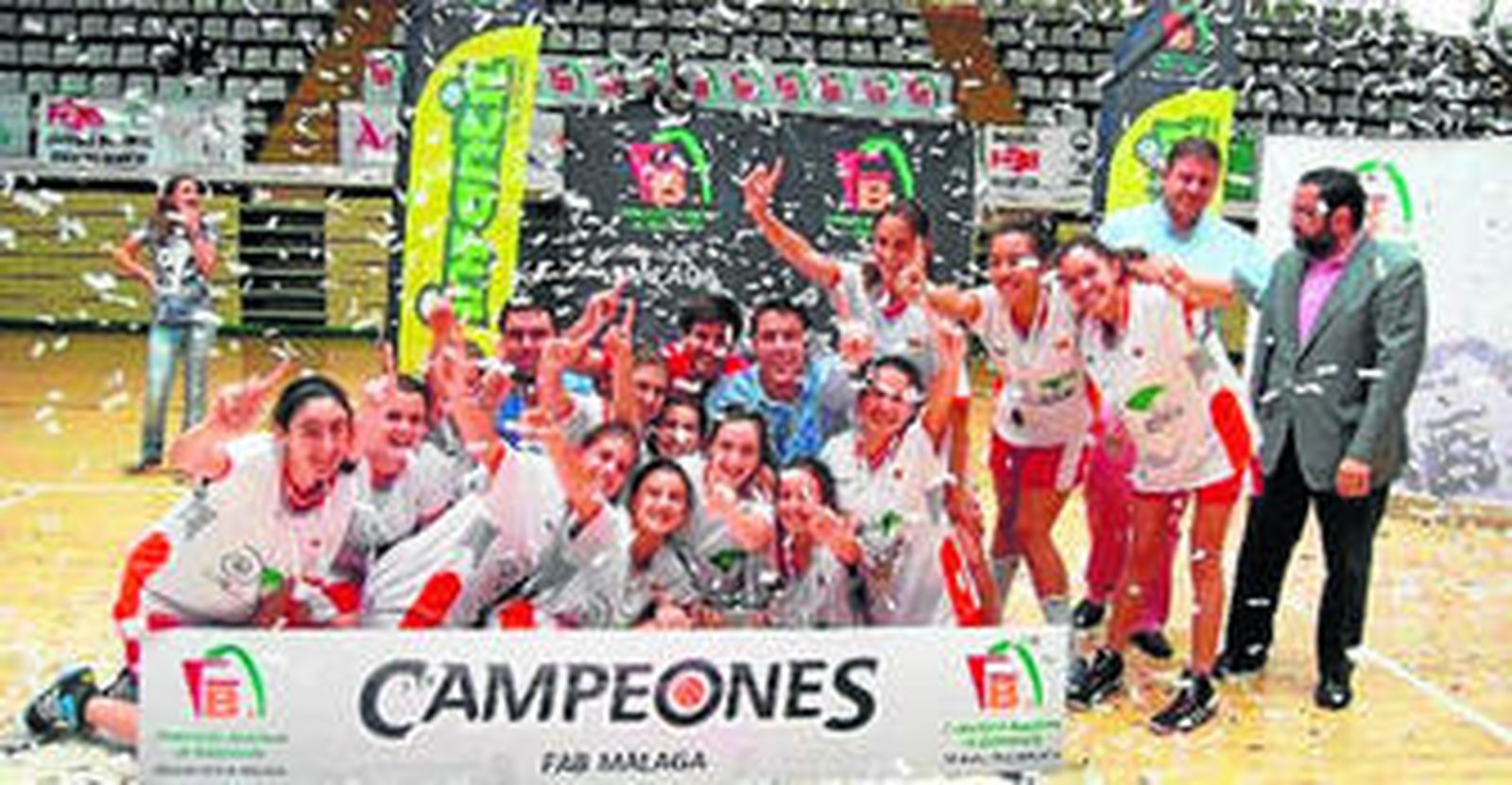 El Palo OS Unicaja posa tras la victoria.