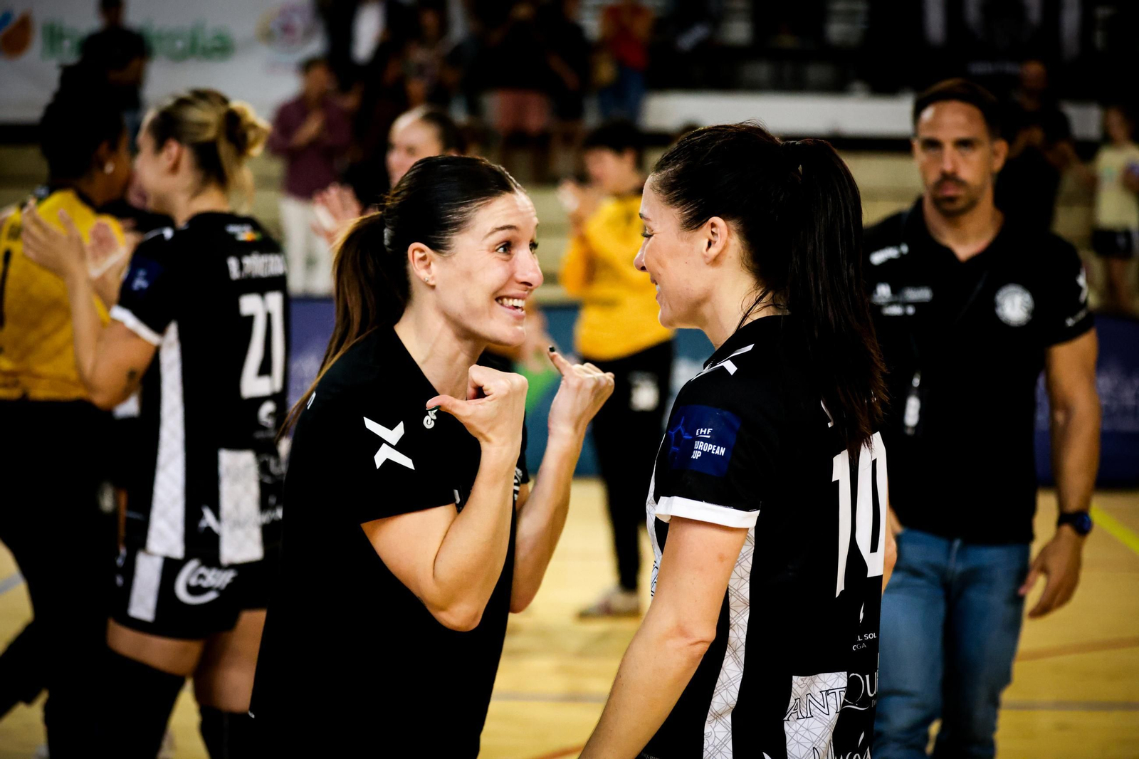 Las hermanas López celebran.